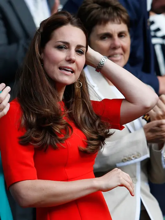 Duchess of Cambridge Kate Middleton tampil dengan rambut indahnya yang dibiarkan tergerai saat datang menyaksikan ajang Wimbledon Tennis Championships, London, Rabu (8/7/2015). (REUTERS/Suzanne Plunkett)