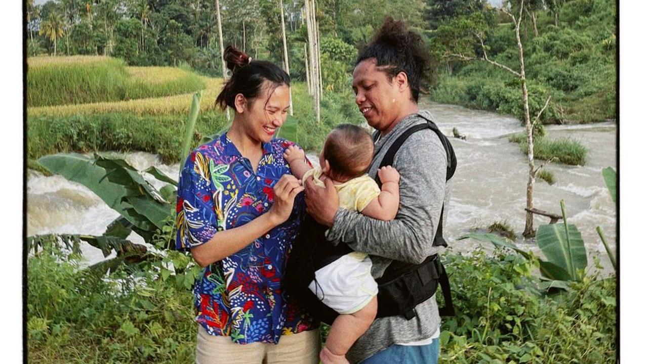 Potret Indah Permatasari dan Arie Kriting Saat Asuh Anak
