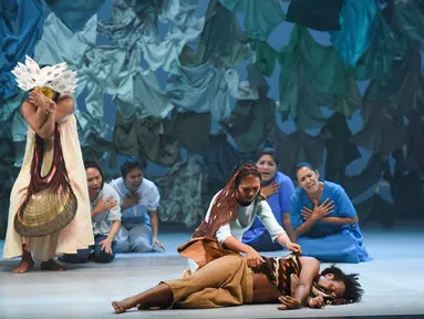 Pemain mempertunjukkan teater yang menggabungkan film, dance, dan lagu berjudul Planet Sebuah Lament di Teater Jakarta, TIM, Jakarta, Kamis (16/1/2020). Teater karya Garin Nugroho merupakan pertunjukan perdana dan menjadi karya pembuka dalam ASIA TOPA. (Liputan6.com/Fery Pradolo)