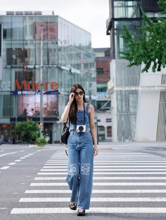 Gayanya semakin chic dengan paduan ransel yang digunakan. Penampilannya begitu memikat dengan denim kekinian yang menampilkan motif ikonis dari Loewe. [@sabrinachairunnisa_].