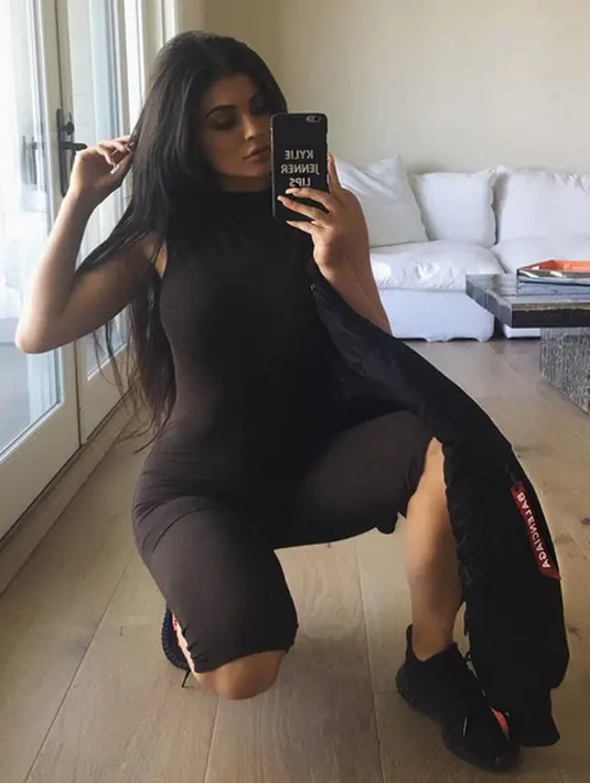 Tak hanya itu, Kylie pun sosok wanita yang penyayang. Terutama dengan kekasihnya, terbukti ketika Kylie memberikan berbagai hadiah mewah untuk Tyga saat rapper itu berulang tahun. (Instagram/Kyliejenner)
