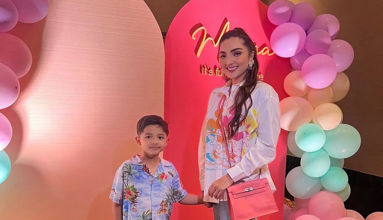 Ashanty tampil fun dan playful mengenakan kemeja warna warni yang dipadukan dengan denim skirt dan high top sneakers ombre. [Instagram/ashanty_ash]