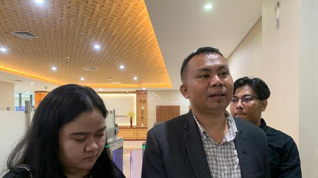 Marcellina Irianti Deca (25) dan Komang Dimas (23), pemilik Mobil Suzuki melaporkan seorang pengemudi mobil Toyota Fortuner berpelat TNI palsu ke Bareskrim polri. (Merdeka.com/Rahmat Baihaqi)