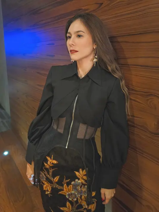 Ia nampak mengenakan kemeja hitam crop dengan korset jaring-jaring transparan. [@wulanguritno]