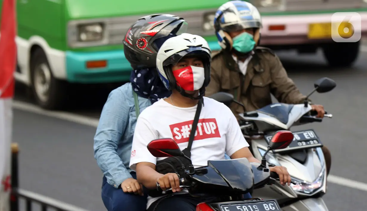 Pengendara melintasi area Lawang Salapan atau Tepas Salapan Mlawang Dasakreta, Kota Bogor, Jawa Barat, Sabtu (29/8/2020). Wali Kota Bogor Bima Arya Sugiarto mengatakan akan menerapkan jam malam, menyusul ditetapkannya kota hujan ini sebagai zona merah COVID-19. (Liputan6.com/Helmi Fithriansyah)