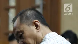 Mantan Kepala BPPN, Syafruddin Arsyad Temenggung saat menjalani sidang perdana di Pengadilan Tipikor Jakarta, Senin (14/5). Agenda sidang perdana merupakan pembacaan surat dakwaan oleh jaksa KPK. (Liputan6.com/Helmi Fithriansyah)