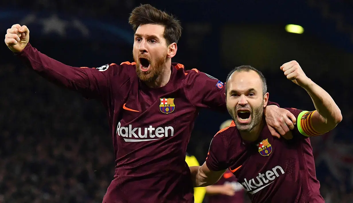 Lionel Messi (kiri) bersama rekannya Andres Iniesta melakukan selebrasi usai mencetak gol ke gawang Chelsea pada leg pertama babak 16 besar Liga Champions di Stamford Bridge, London (20/2). (AP Photo/Frank Augstein)
