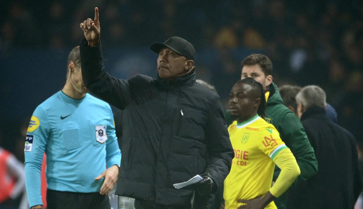 Pelatih Nantes, Antoine Kombouare (kiri), mencoret salah satu pemainnya dari daftar susunan pemain jelang lanjutan Ligue 1 Prancis pada Minggu (2/4/2023) waktu setempat. Alasannya, karena pemain tersebut menolak untuk tidak berpuasa. Kombouare sebelumnya juga vokal tentang sikapnya terhadap pemain Muslim selama bulan Ramadan saat menangani PSG di era 2009. (AFP/Franck Fife)
