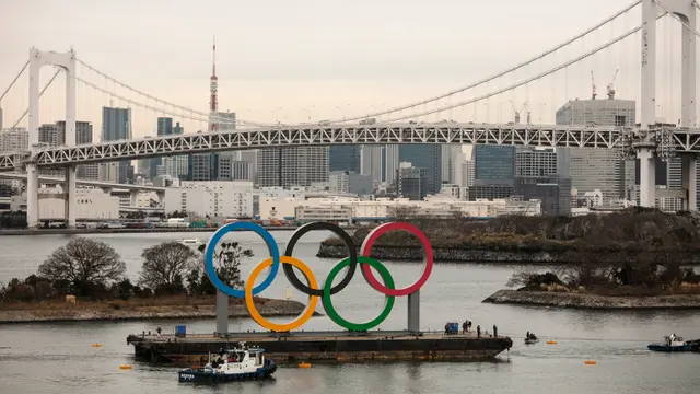 Cincin Olimpiade Raksasa Mejeng di Tokyo