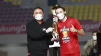Pemain Persija Jakarta, Marc Klok, mendapat penghargaan sebagai pemain terbaik Piala Menpora 2021 di Stadion Manahan, Solo, Minggu (25/4/2021). (Bola.com/M Iqbal Ichsan)
