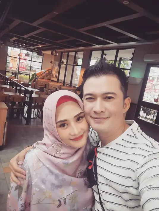 Melalui akun instagramnya, ia kerap membagikan beberapa kegiatannya. Termasuk membagikan potret keharmonisan bersama sang istri tercinta, Maridha Danova Safriana. [Instagram/mandalaabadishoji]
