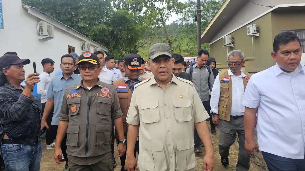 Ketua MPR RI, Ahmad Muzani saat mendatangi lokasi bencana tanah bergerak Desa Padasari, Jatinegara, Kabupaten Tegal. (Liputan6.com/Dicky Agung Prihanto)