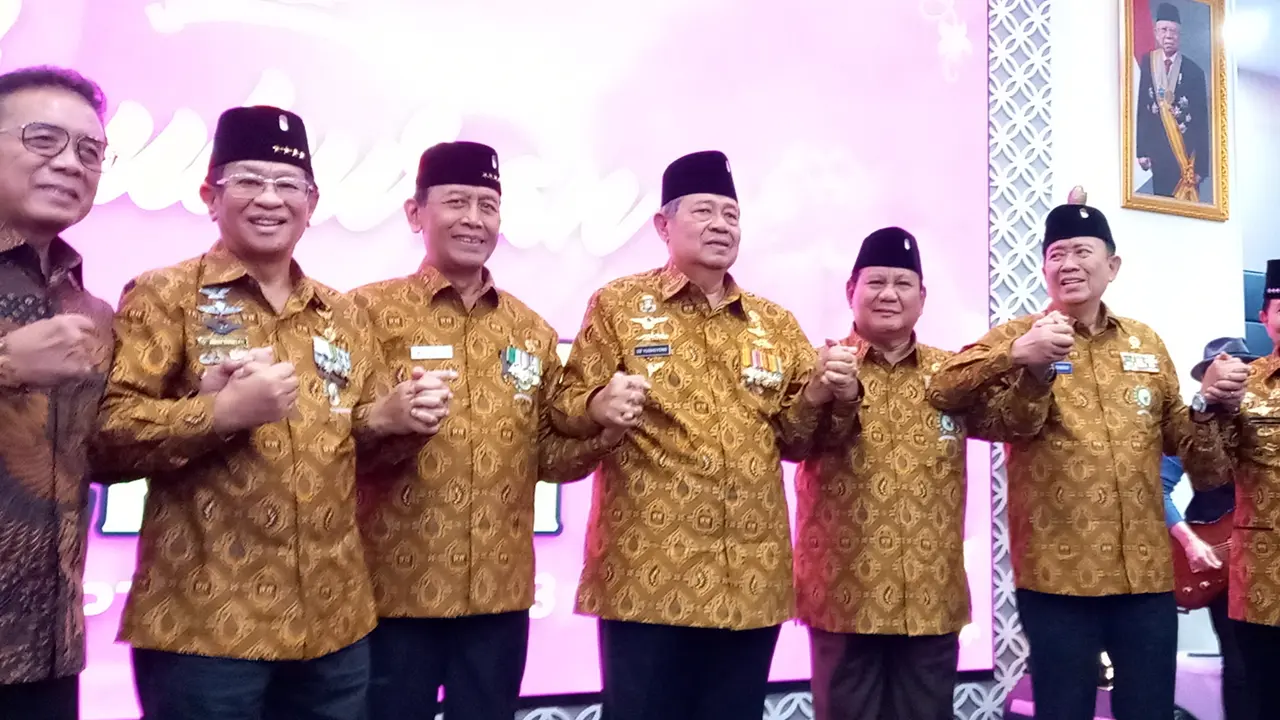 Presiden ke-6 RI Susilo Bambang Yudhoyono (SBY) terlihat akrab dengan Menteri Pertahanan Prabowo Subianto dalam syukuran ulang tahun ke-64 Persatuan Purnawirawan Angkatan Bersenjata Republik Indonesia (Pepabri), Selasa (12/9/2023).