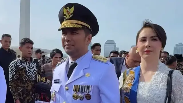 Emil Dardak dan Arumi Bachsin di pelantikan kepala daerah