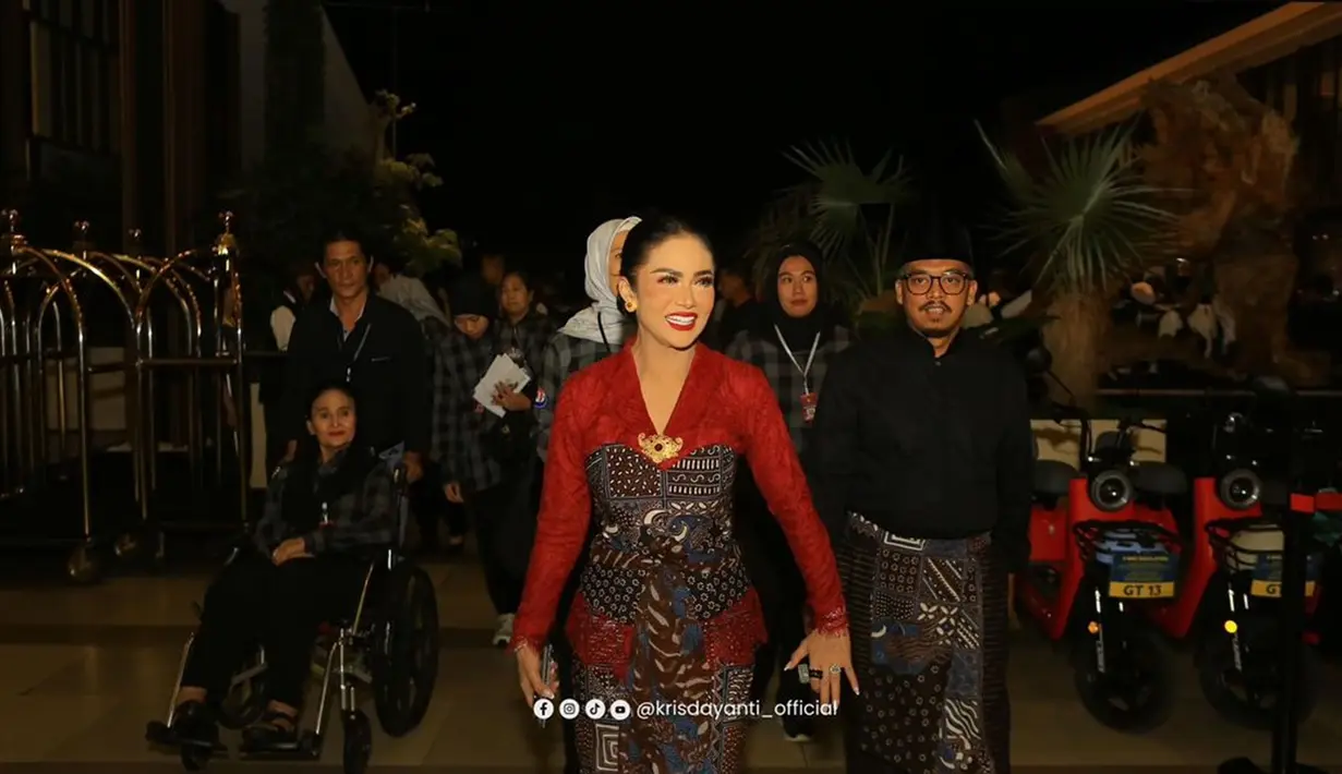 Krisdayanti mengikuti debat perdana sebagai calon Wali Kota Batu, Senin (21/10). Dalam kesempatan tersebut, diva yang akrab disapa KD itu tampak mengenakan kebaya merah yang dipadukan dengan kain batik yang serasi dengan bawahannya. Bros emas di tengah kebaya semakin mempertegas penampilannya. (Liputan6.com/IG/@krisdayanti_official)