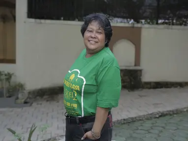 Suti Karno tersenyum lebar saat menghadiri buka bersama pemeran Si Doel The Movie 2. Suti Karno terlihat sangat trendi mengenakan kaos berwarna hijau dengan gaya tangan dimasukan sakunya. Suti Karno terlihat antusias mengiuti acara bukber di rumah Rano Karno (KapanLagi.com/Muhammad Akrom Sukarya)