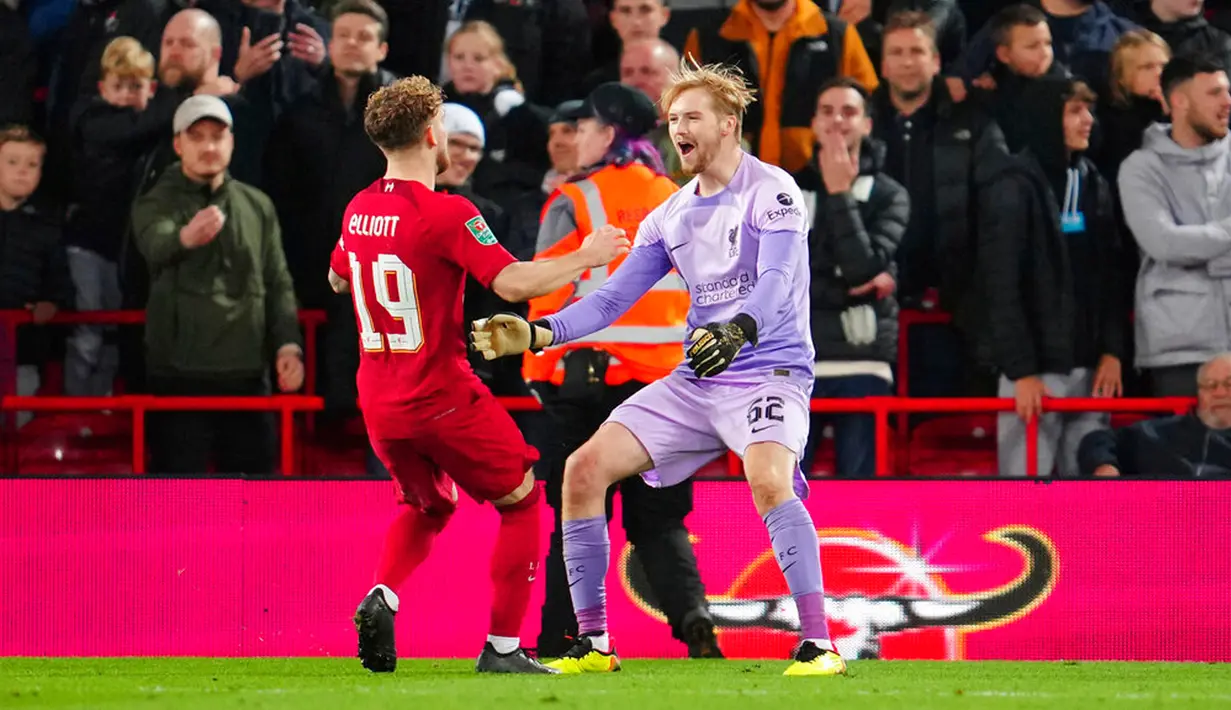 Penjaga gawang Liverpool Caoimhin Kelleher (kanan) merayakan dengan rekan setimnya Harvey Elliott setelah melawan Derby County pada pertandingan sepak bola Piala Liga Inggris atau Carabao Cup di Stadion Anfield, Liverpool, Inggris, 9 November 2022. Liverpool  menyingkirkan Derby County lewat adu penalti dengan skor 3-2. (AP Photo/Jon Super)