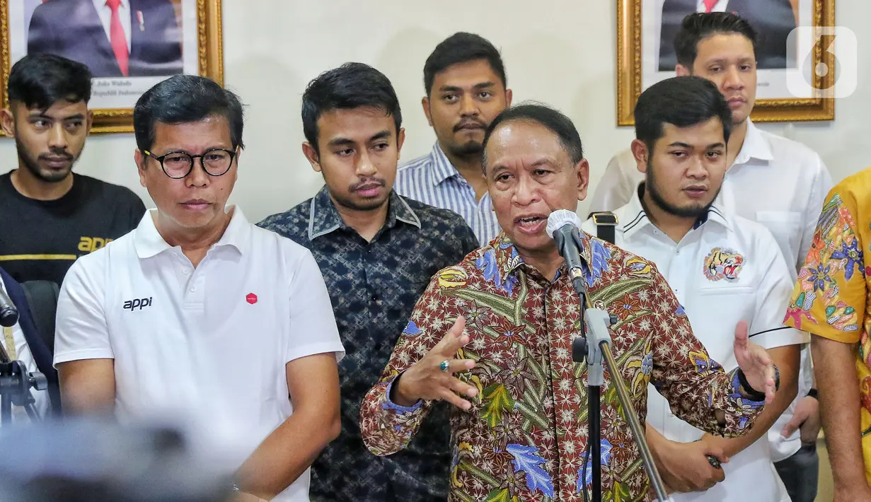 Menteri Pemuda dan Olahraga (Menpora) RI, Zainudin Amali memberikan keterangan saat menerima audiensi perwakilan klub Liga 2 di Jakarta, Senin (16/1/2023). Pertemuan perwakilan Klub tersebut membahas nasib Liga 2 dan 3 untuk mengadukan nasib mereka setelah kompetisi dihentikan. (Liputan6.com/Angga Yuniar)