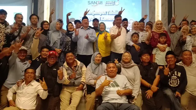 Paslon Abdusy Syakur Amin-Luthfianisa Putri Karlina (Santri) bersama para partai pendukung dan relawan pemenangan dalam pengumuman kemenangan Paslon Santri di Pilkada Garut 2024. (Liputan6.com/Jayadi Supriadin)