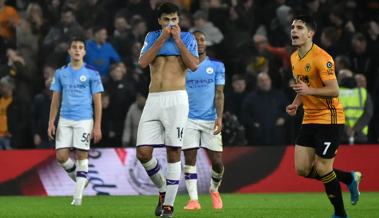 Pemain Manchester City Rodrigo menyentuh wajahnya dengan kaus setelah pemain Wolverhampton Wanderers Raul Jimenez membobol gawang timnya pada pertandingan Liga Inggris di Molineux Stadium, Wolverhampton, Inggris, Jumat (27/12/2019). Manchester City kalah 2-3. (AP Photo/Rui Vieira)