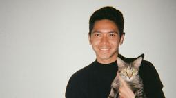 Senyum mengembang juga ditunjukkan Emir saat berfoto dengan kucing kesayangannya bernama Kokomo. Aktor 24 tahun ini memang terlihat beberapa kali mengunggah hewan lucu nan menggemaskan itu ke media sosialnya. Kokomo pun sangat fokus dan menatap kamera dengan tajam. (Liputan6.com/IG/@mahiraemir)