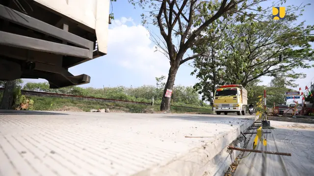 Jalan kabupaten dan kota mendominasi jalan di Indonesia, yakni 82 persen dari total jaringan dengan panjang 433.654,4 km. Saat ini Kementerian PUPR tengah memperbaiki sejumlah jalan daerah yang rusak dan meminta pemda untuk memelihara.