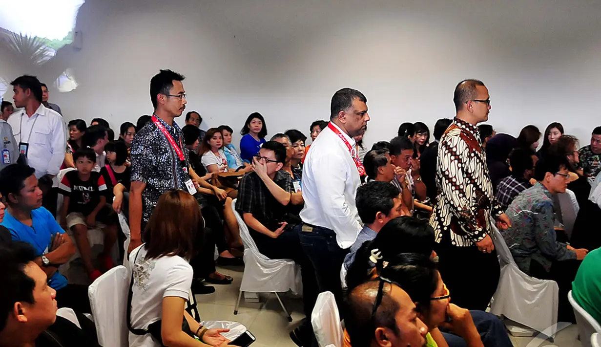 CEO AirAsia Tony Fernandes menjumpai keluarga korban pesawat hilang di Surabaya, Senin (29/12/2014). (Liputan6.com/JohanTallo)