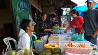 Setiap sore menjelang berbuka puasa, warga banyak memadati pasar beduk di Jambi. (Liputan6.com/B Santoso)