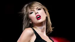 Ekspresi Penyanyi Taylor Swift saat membawakan lagu selama Taylor Swift 1989 World Tour Live In Los Angeles di Staples Center, Los Angeles, California, US, (21/8/2015). (AFP/ Christopher Polk)