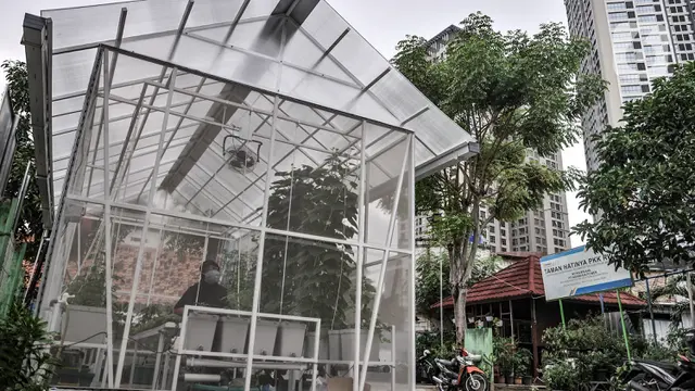 Rumah Kaca Sayuran Hidroponik di tengah Permukiman Padat