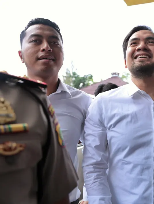 Terlihat ada yang berubah dari penyanyi dangdut ini, lebih putih. Pengacaranya mengatakan kalau Saipul Jamil beberapa kali mengalami sakit gigi. (Adrian Putra/Bintang.com)