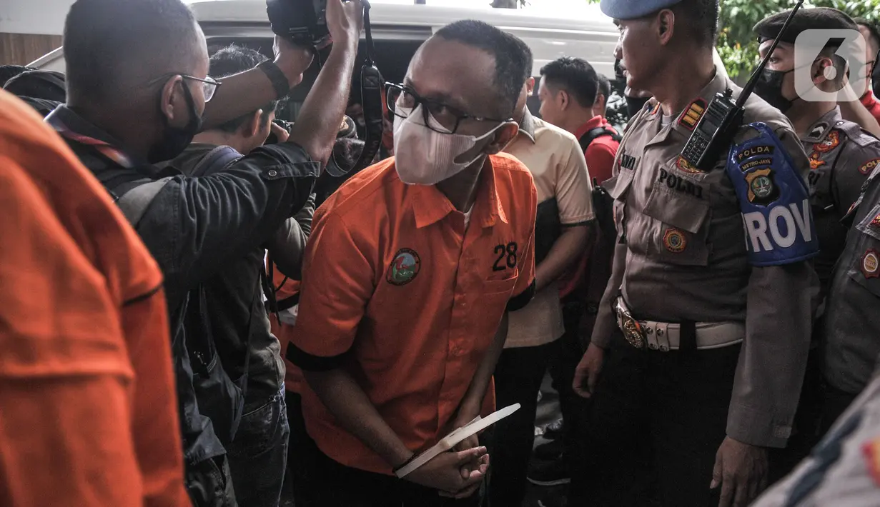 Tersangka lainnya saat tiba untuk pelimpahan tahap II kasus narkoba di Kejaksaan Negeri Jakarta Barat, Rabu (11/1/2023). Direktorat Reserse Narkoba Polda Metro Jaya hari ini serahkan Irjen Teddy Minahasa dan tersangka lain kasus peredaran 5 kilogram sabu dari Sumatera Barat ke Kejaksaan.  (merdeka.com/Iqbal S Nugroho)