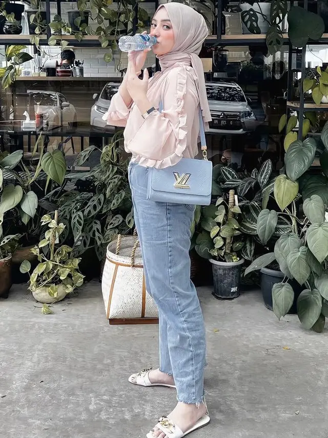 Potret Tampilan Dinan Nurfajrina, Istri Doni Salmanan yang Kerap Kenakan Tas Branded Cek Harganyam. (Foto: instagram/ @DinanFajrinaSalaman)