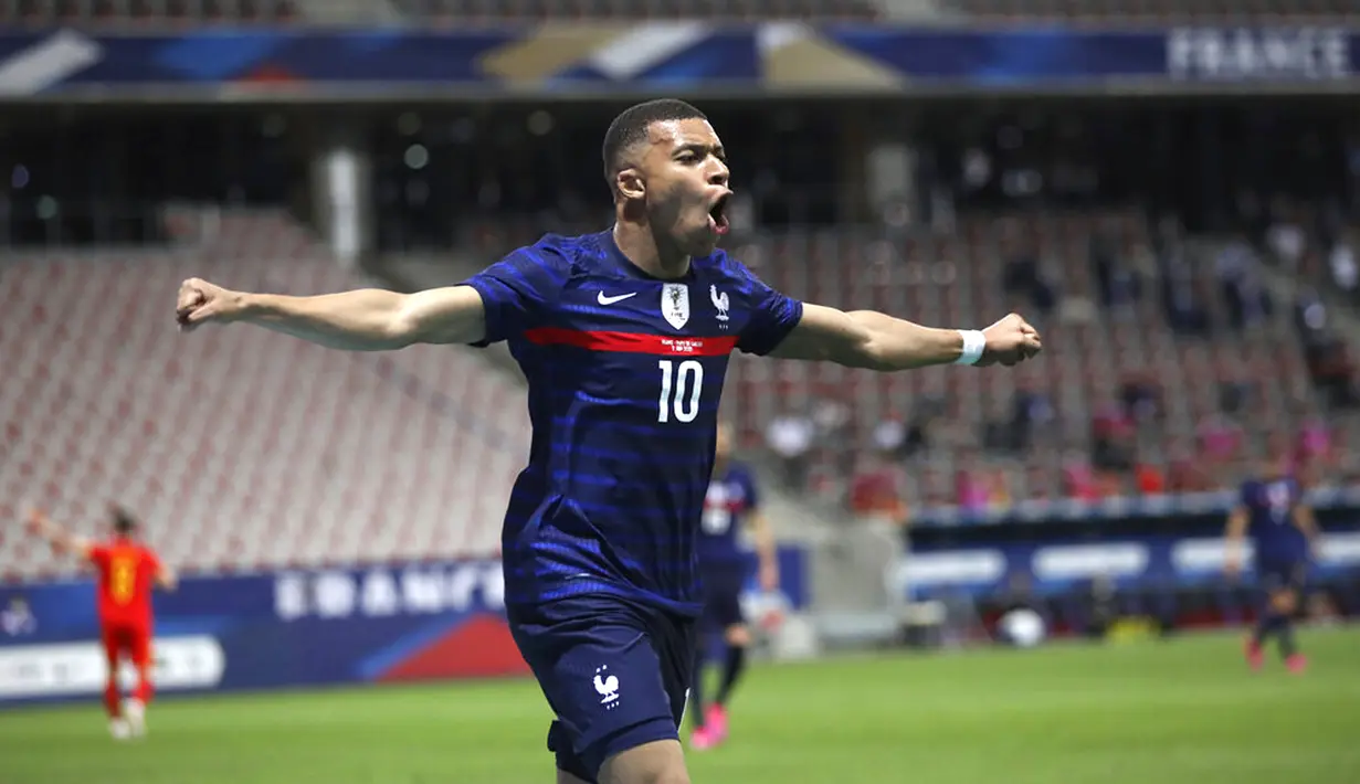 Pemain Prancis Kylian Mbappé melakukan selebrasi usai mencetak gol ke gawang Wales pada pertandingan persahabatan di Stadion Allianz Riviera, Nice, Prancis, Rabu (2/6/2021). Prancis membantai Wales 3-0. (AP Photo/Daniel Cole)