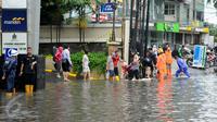 Suasana di depan kampus UKRIDA, Jakarta, Selasa (21/1). Hujan deras sejak malam tadi, membuat sejumlah wilayah Jakarta tergenang air banjir. (Liputan6.com/Gempur M Surya)