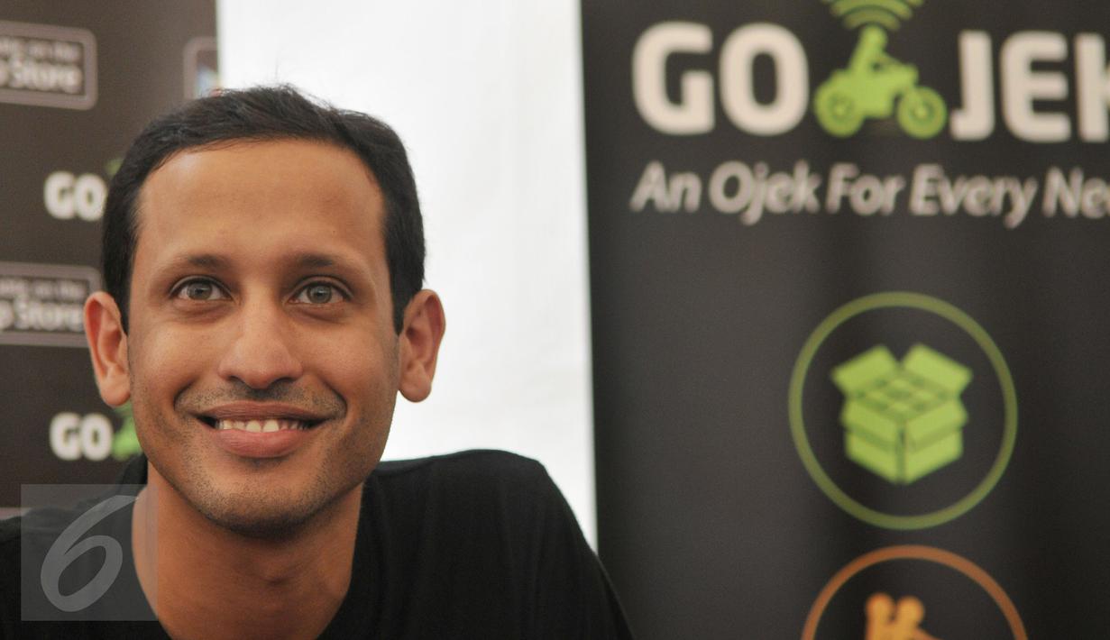 Ceo GO-JEK Indonesia Nadiem Makarim saat jumpa pres perekrutan pengendara Go-Jek  di Hall A Basket Senayan, Jakarta, Jumat (14/8/15). Fenomena ojek online dengan aplikasi di hanphone kini banyak diminati. (Liputan6.com/Herman Zakharia)