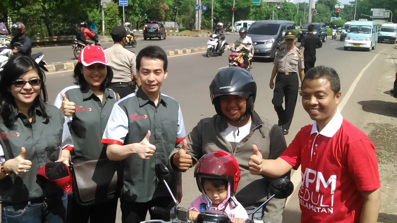 Helm Gratis Peduli Keselamatan di Kalimalang