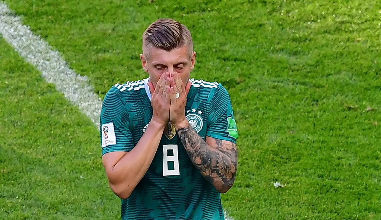 Pemain Jerman, Toni Kroos, tampak kecewa usai ditaklukkan Korea Selatan pada Piala Dunia 2018 di Kazan Arena, Rusia, (27/6/2018). Jerman takluk 0-2 dari Korea Selatan. (AFP/Luis Acosta)