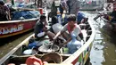 Nelayan memasak di atas perahu usai pergi melaut, Kampung Baru, Cilincing, Jakarta, Selasa (22/10/2019). Kampung Baru atau biasa dikenal Kampung Nelayan merupakan salah satu wilayah di Jakarta Utara yang letaknya berdampingan dengan laut. (merdeka.com/Iqbal Nugroho)