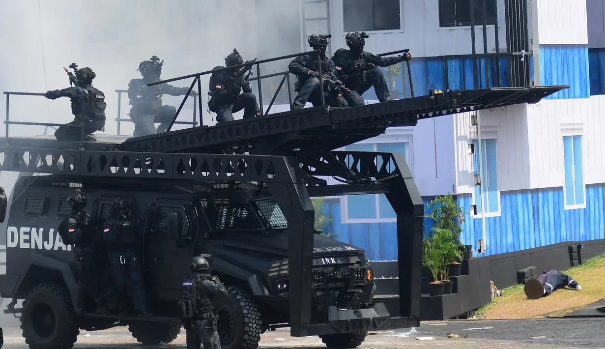 Ribuan alutsista itu terdiri dari kendaraan taktis, kendaraan artileri, helikopter, pesawat tempur hingga pesawat angkut. (merdeka.com/Arie Basuki)