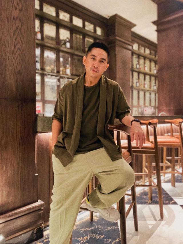 6 Potret Terbaru Theo Ex Dynamite, Dulu Member Boyband Kini Sukses Jadi MUA