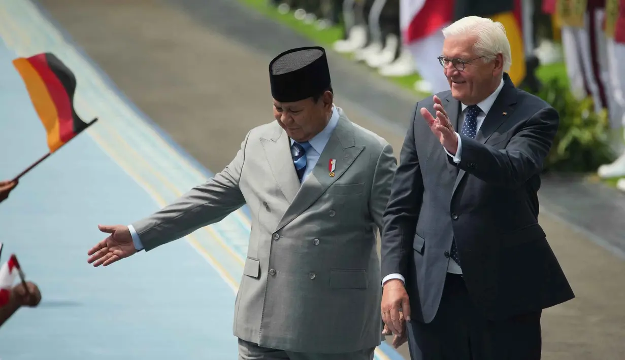 Presiden Republik Federal Jerman, Frank-Walter Steinmeier (kanan) melambaikan tangan saat memeriksa pengawal kehormatan berbareng Presiden Republik Indonesia, Prabowo Subianto saat upacara penyambutan menjelang pertemuan mereka di Istana Merdeka, Jakarta, Senin 15 Juni 2026. (AP Photo/Achmad Ibrahim)