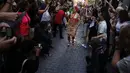 Para penonton terlihat mengambil gambar saat berlangsungnya lomba lari dengan high heels dalam perayaan Gay Pride di Madrid, Spanyol, Kamis (3/7/14). (REUTERS/Juan Medina)