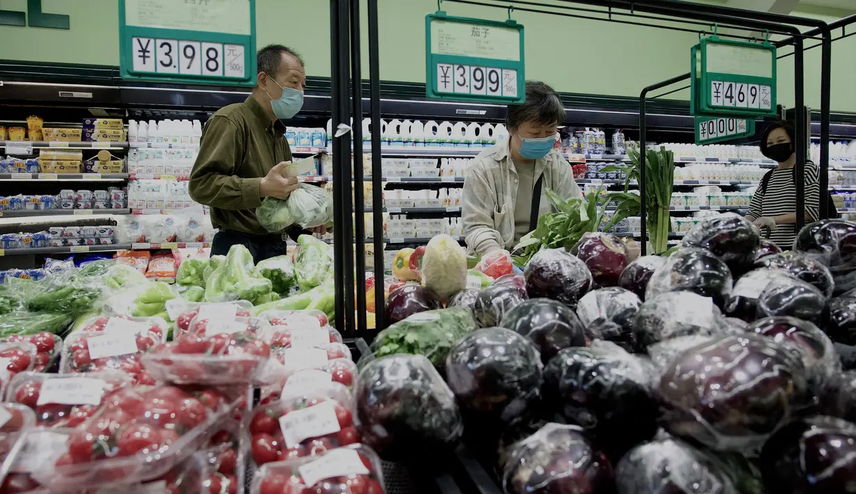 <p>Orang-orang membeli makanan dan kebutuhan rumah tangga di sebuah supermarket di Beijing pada 25 April 2022. Kekhawatiran penguncian Covid memicu pembelian panik dan antrean panjang untuk pengujian massal di Beijing pada 25 April ketika otoritas China bergegas untuk membasmi wabah di ibu kota. (AFP/Noel Celis)</p>
