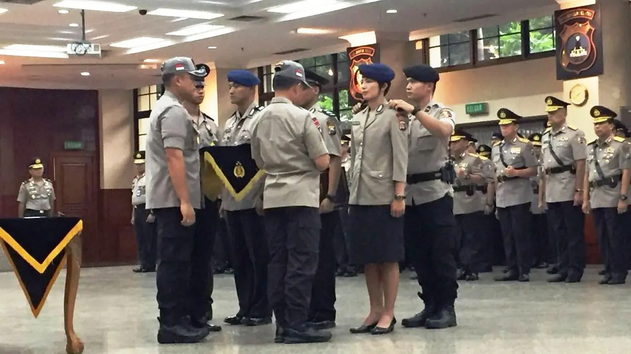 Kapolri Jenderal Pol Tito Karnavian memasangkan pangkat baru ke anggotanya yang sumbang medali di Asian Games 2018