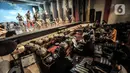 Seniman memainkan musik saat mengiringi latihan pementasan wayang orang di Gedung Pertunjukan Wayang Orang Bharata, Senen, Jakarta, Minggu (4/4/2021). Latihan digelar dengan menerapkan protokol kesehatan dan pembatasan waktu berlatih. (merdeka.com/Iqbal S. Nugroho)