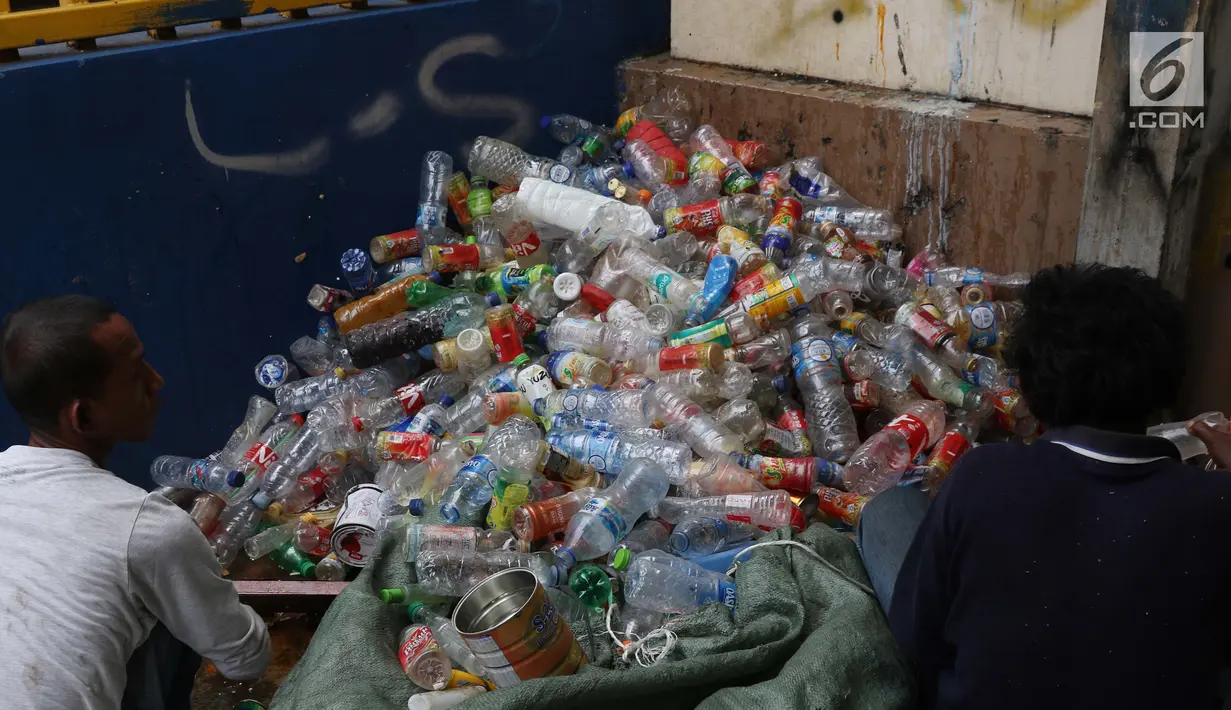 Pemulung membersihkan botol-botol plastik yang diambil dari tumpukan sampah di Pintu Air Manggarai, Jakarta, Jumat (26/4). Selanjutnya, botol-botol plastik bekas minuman kemasan ini akan dijual ke pengepul. (Liputan6.com/Helmi Fithriansyah)