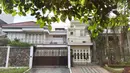 Dua rumah milik tersangka kasus korupsi e-KTP Setya Novanto yang berada di Jalan Kartika Utama PU 16-17, Pondok Indah, Jakarta, Senin (20/11). Di kawasan tersebut, Setnov juga memiliki rumah di Jalan Gedung Pinang PU10-11. (Liputan6.com/Immanuel Antonius)