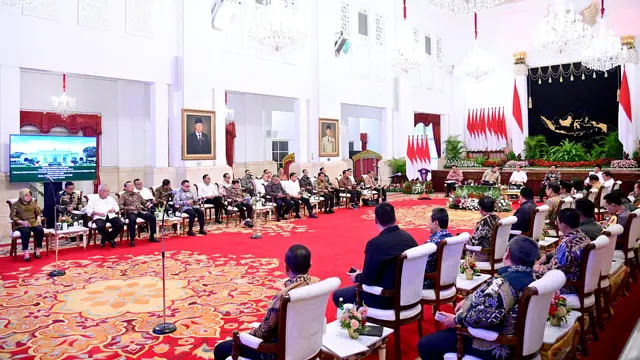 Presiden Jokowi mengumpulkan sejumlah menteri pada Senin (26/2/2024). Salah satu hal yang dibahas yakni, makan siang gratis