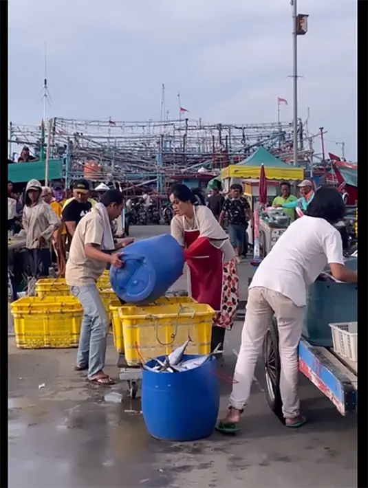 Tidak hanya sampai disitu, bekerja keras hingga angkat berat, aktris juga harus bisa menyesuaikan dengan skenario. Termasuk menangis di keramaian pasar. Menurutnya, hal terberat adalah ketika harus mengangkat tong yang berisi ikan. [Instagram/titi_kamall]